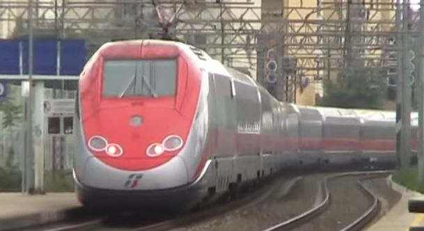 Violento nubifragio a Firenze interrompe la linea ferroviaria con Roma