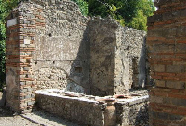 Nuovo crollo a Pompei. Cede muretto dell’Osteria di Demetrio