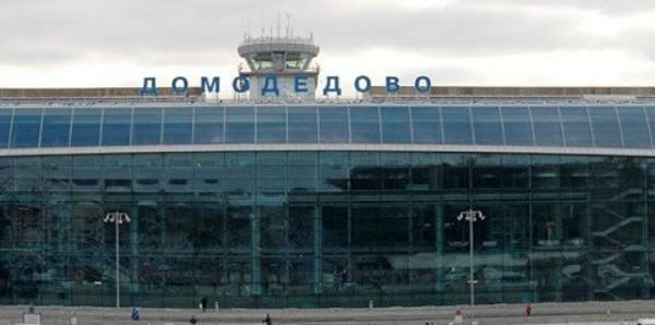 Mosca: incendio all’aeroporto. Sfollati in 3 mila. Problemi al traffico aereo