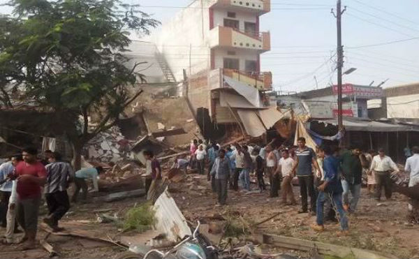 India: sono 82 le vittime di esplosione in albergo ristorante e 35 feriti