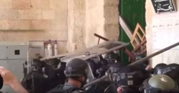 Gerusalemme: continuano gli scontri tra palestinesi e polizia israeliana alla moschea di Al-Aqsa