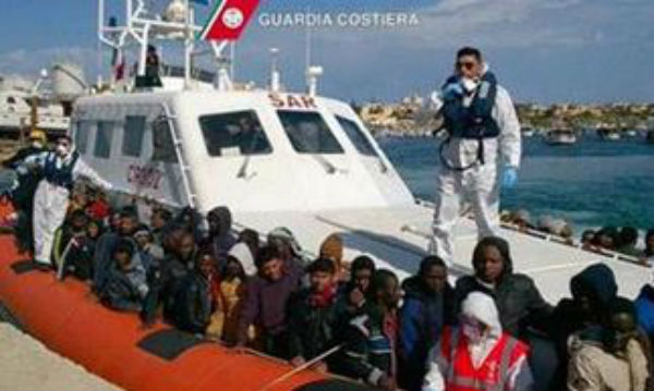 Migranti: Onu autorizza operazioni contro scafisti. Più di 1.000 salvati davanti alla Libia. Caos in Croazia