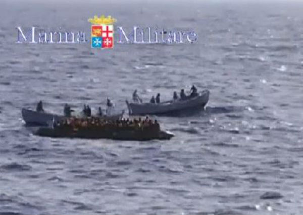 Migranti: salvati 4.343 nelle acque della Libia. Ai ferri corti Croazia e Ungheria. Onu: si alla guerra agli scafisti