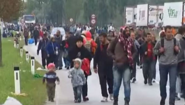 Migranti: mentre l’Europa è divisa, nuova ondata di rifugiati attraversa Ungheria e Austria