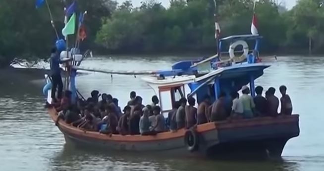 I migranti annegano dappertutto. In Malesia muoiono in 60 su una barca finita a picco