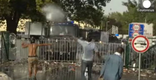 Ungheria: polizia contro migranti con lacrimogeni e cannoni ad acqua. La Croazia apre le porte