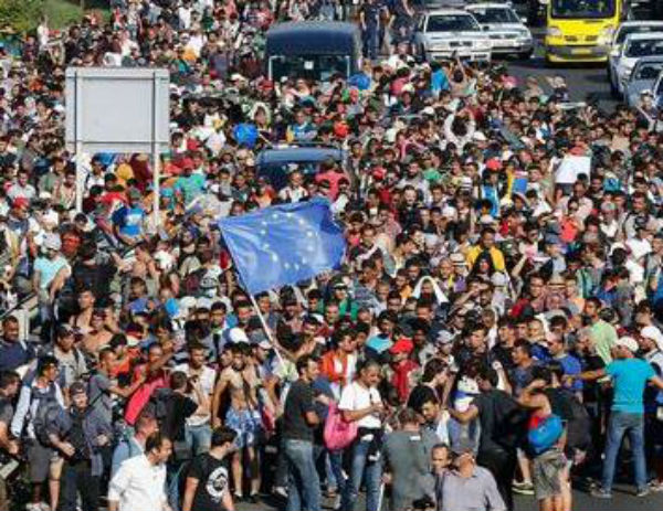 Migranti: il Papa li affida a tutte le parrocchie. Pronto piano Ue per 120 mila. Uk e Francia vorrebbero fare la guerra all’Isis