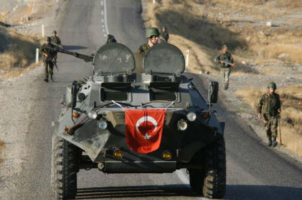 La Turchia invia truppe di terra in Iraq per combattere i curdi