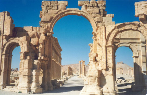 Siria: Isis distrugge anche l’arco di trionfo di Palmyra