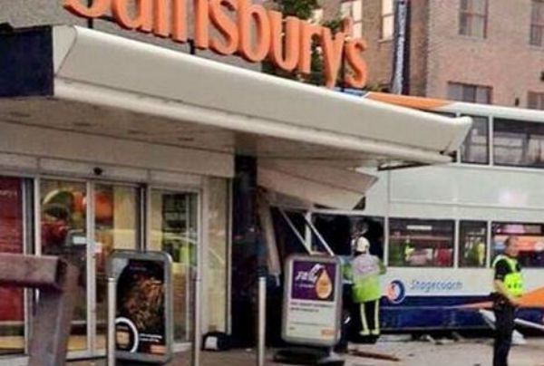 Regno Unito: bus contro supermercato a Coventry.  Morti bambino e una donna