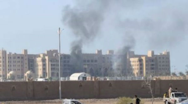 Yemen: uccisi 15 militari della coalizione guidata dall’Arabia Saudita. Bombardata la sede del primo ministro a Aden