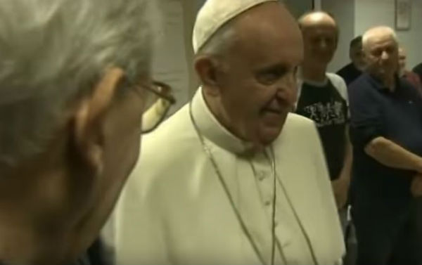 Papa Francesco a sorpresa visita la casa d’accoglienza per uomini soli da lui voluta accanto al Vaticano