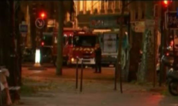 Parigi: gente in fuga per nuove sparatorie ed esplosioni.