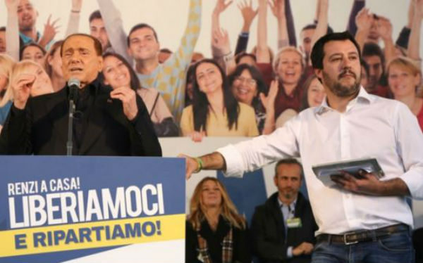 Lega a Bologna. Salvini sul palco con Berlusconi e la Meloni. Tensione con i centri sociali