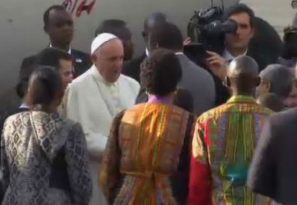Il Papa arriva in Africa. Non ho paura di attentati, ma delle zanzare
