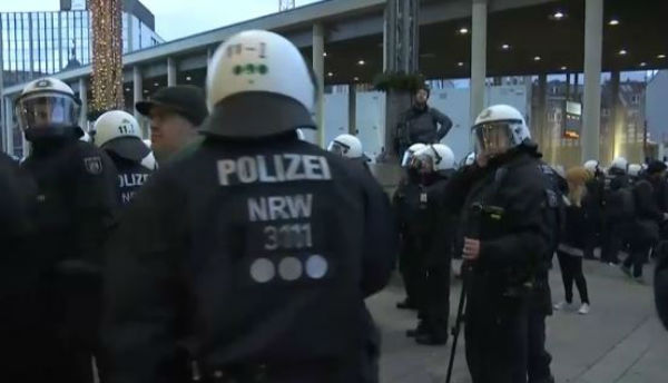 Violenza sulle donne a Colonia: polizia ferma manifestazione dei neo nazisti