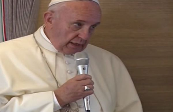Francesco: il Papa non si occupa di politica, ma dice la sua su Trump: elevare muri non è cristiano