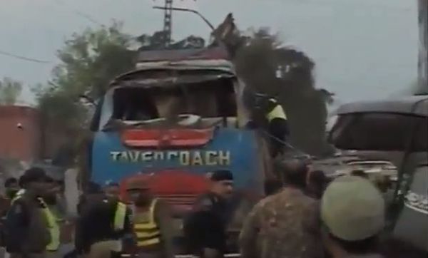 Pakistan: 15 morti per attentato contro bus a Peshawar