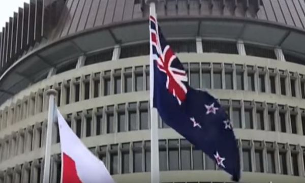 La Nuova Zelanda si tiene la vecchia bandiera