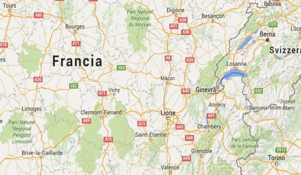 Francia: 12 morti per scontro tra bus e camion, guidato da italiani