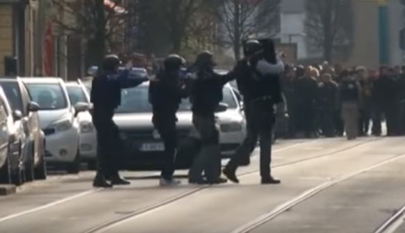 Bruxelles: scontro a fuoco. Polizia uccide terrorista. Altri due in fuga