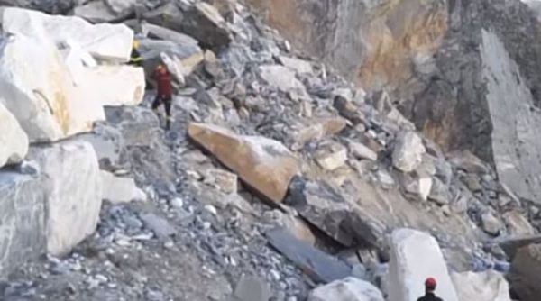 Carrara: ritrovati i corpi dei due cavatori travolti da frana di marmo