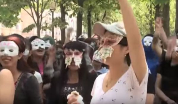 Francia: le prostitute in piazza contro la legge che punisce i loro clienti