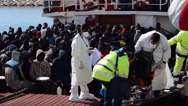 Migranti: altro naufragio. 15 dispersi. 454 portati in Sicilia