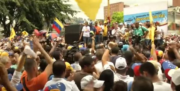 Venezuela: Maduro vuole sequestrare le fabbriche. Clima da guerra civile