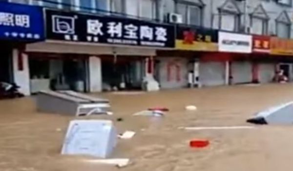 Inondazioni in Cina fanno 150 morti e centinaia di migliaia di sfollati
