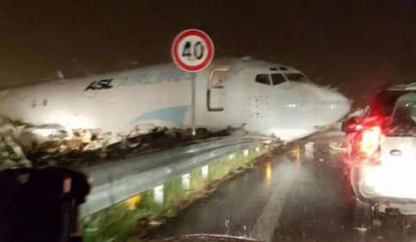 Bergamo: aereo finisce tra le macchine fuori pista