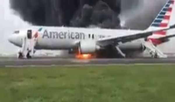 Aereo in fiamme all’aeroporto di Chicago