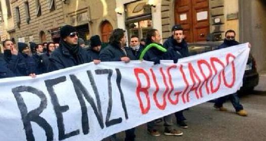 Scontri a Firenze tra polizia e manifestanti contro Renzi