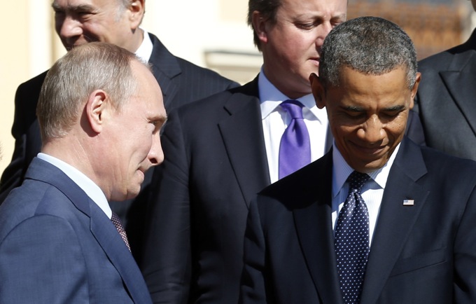 Russian President Vladimir Putin (L) walks past U.S. President Barack Obama (R) during a group photo at the G20 Summit in St. Petersburg September 6, 2013.
  REUTERS/Kevin Lamarque  (RUSSIA - Tags: POLITICS TPX IMAGES OF THE DAY BUSINESS)