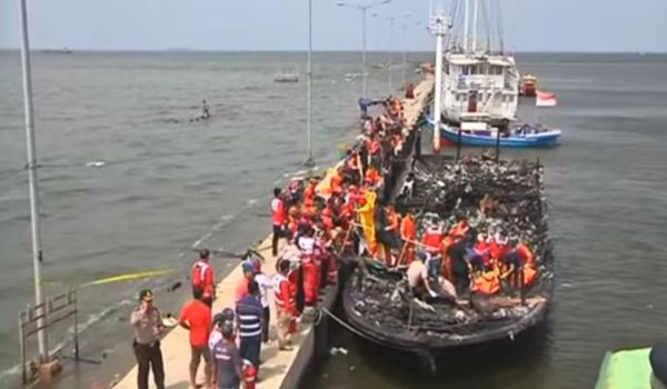 Indonesia: decine di morti su traghetto in fiamme