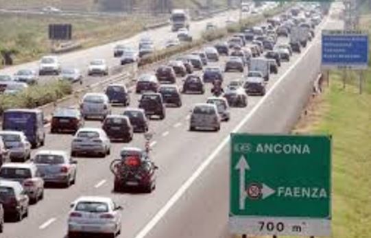 Ancona: crolla ponte su autostrada. Forse alcuni morti