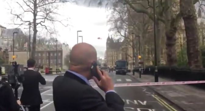 Londra: auto sulla folla davanti al Parlamento. 12 feriti ucciso un uomo