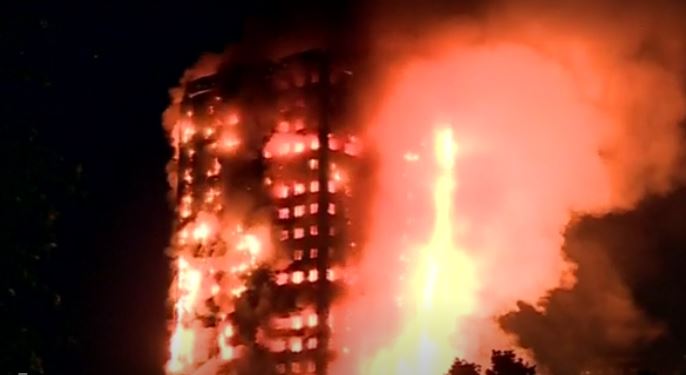 Incendio Londra: 30 i morti accertati. Potrebbero essere 100
