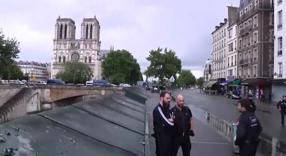 Parigi: squilibrato fa il terrorista a Notre Dame. Turisti bloccati, mentre la polizia gli spara