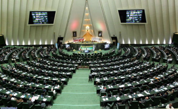 Iran: armato spara alle guardie del Parlamento