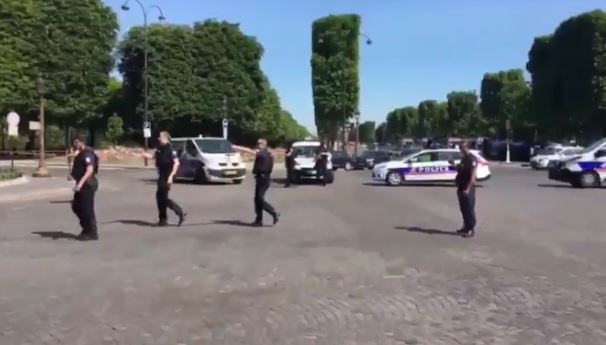 Parigi: attentato terroristico contro polizia