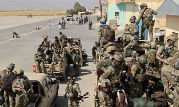 Afghanistan: i talebani uccidono 26 militari