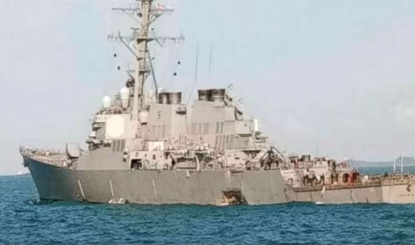 Singapore: lanciamissili Usa si scontra con petroliera. 10 marinai scomparsi
