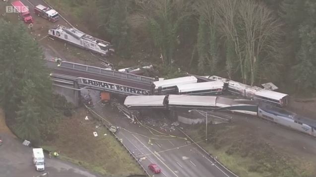Usa: almeno tre i morti per treno deragliato su autostrada