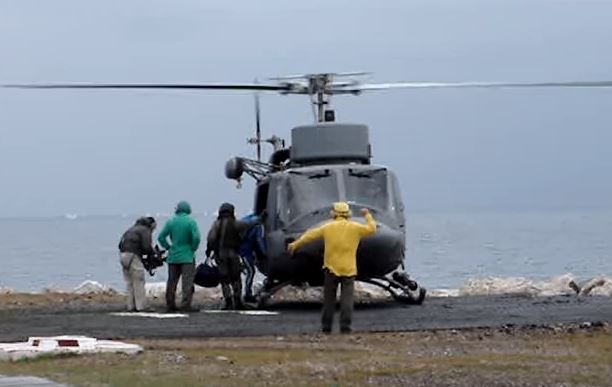 Cade in mare elicottero della Marina. Un morto