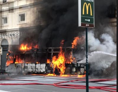 Roma: bus s’incendia ed esplode in pieno centro