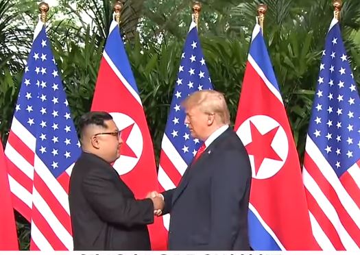 Corea: stretta di mano tra Trump e Kim jong un