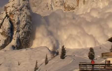 Valanga di neve travolge almeno 10 sciatori al Sestriere