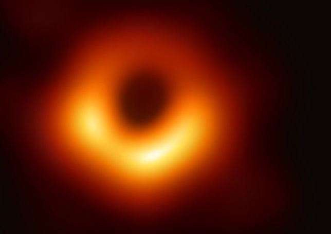 Fotografato per la prima volta un buco nero. E’ più grande del sistema solare