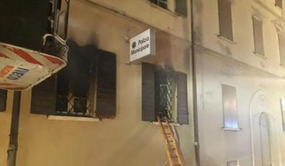 Mirandola: incendio doloso fa due morti nel comando della polizia locale